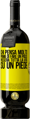 49,95 € Spedizione Gratuita | Vino rosso Edizione Premium MBS® Riserva Chi pensa molto prima di fare un passo, passerà tutta la vita su un piede Etichetta Gialla. Etichetta personalizzabile Riserva 12 Mesi Raccogliere 2014 Tempranillo