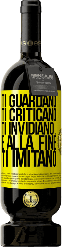 49,95 € Spedizione Gratuita | Vino rosso Edizione Premium MBS® Riserva Ti guardano, ti criticano, ti invidiano ... e alla fine ti imitano Etichetta Gialla. Etichetta personalizzabile Riserva 12 Mesi Raccogliere 2015 Tempranillo