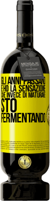 49,95 € Spedizione Gratuita | Vino rosso Edizione Premium MBS® Riserva Gli anni passano e ho la sensazione che invece di maturare, sto fermentando Etichetta Gialla. Etichetta personalizzabile Riserva 12 Mesi Raccogliere 2015 Tempranillo