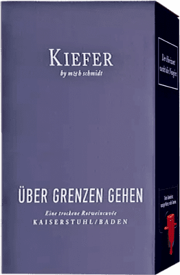 35,95 € Бесплатная доставка | Красное вино Friedrich Kiefer Über Grenzen Gehen Trocken — Сухое Cuvée I.G. Baden Baden Германия Cabernet Sauvignon — Каберне Совиньон, Pinot Noir — Пино Нуар, Dornfelder — Дорнфельдер, Dunkelfelder — Дункельфельдер Bag in Box — вино в коробке 3 L