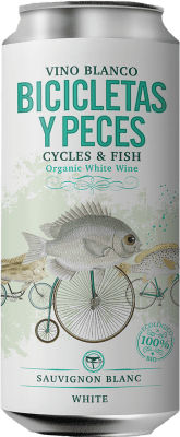 126,95 € Бесплатная доставка | Коробка из 24 единиц Белое вино Family Owned Bicicletas y Peces Blanco Ecológico Испания Sauvignon White Алюминиевая банка 25 cl