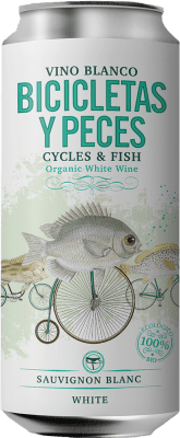 103,95 € Бесплатная доставка | Коробка из 24 единиц Белое вино Family Owned Bicicletas y Peces Blanco Ecológico Испания Sauvignon White Eco Эко Био Органический Банка 25 cl