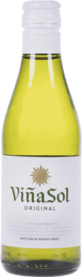 76,95 € Kostenloser Versand | 24 Einheiten Box Weißwein Torres Viña Sol Blanco D.O. Penedès Spanien Kleine Flasche 20 cl