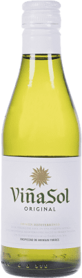 74,95 € Envoi gratuit | Boîte de 24 unités Vin Blanc Torres Viña Sol D.O. Penedès Espagne Petite Bouteille 20 cl