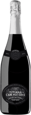 31,95 € Spedizione Gratuita | Vino bianco Can Matons Titiana Brut Nature Riserva D.O. Alella Catalogna Spagna Chardonnay Bottiglia 75 cl
