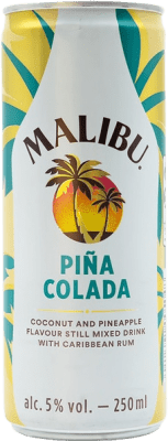 2,95 € Envío gratis | Refrescos y Mixers Malibu Piña Colada Barbados Lata 25 cl