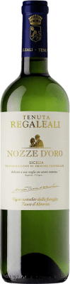 32,95 € Spedizione Gratuita | Vino bianco Tasca d'Almerita Nozze d'Oro D.O.C. Contea di Sclafani Sicilia Italia Sauvignon, Insolia Bottiglia 75 cl