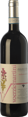 16,95 € Бесплатная доставка | Красное вино Voerzio Martini Rocchettevino D.O.C.G. Dolcetto d'Alba Пьемонте Италия Dolcetto бутылка 75 cl