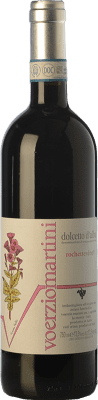 17,95 € Envío gratis | Vino Tinto Voerzio Martini Rocchettevino D.O.C.G. Dolcetto d'Alba Piemonte Italia Dolcetto 75 cl