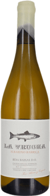 22,95 € 免费送货 | 白酒 Notas Frutales de Albariño La Trucha Barrica 岁 D.O. Rías Baixas 加利西亚 西班牙 Albariño 瓶子 75 cl