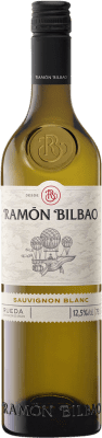 14,95 € Бесплатная доставка | Белое вино Ramón Bilbao Молодой D.O. Rueda Кастилия-Леон Испания Sauvignon White бутылка 75 cl