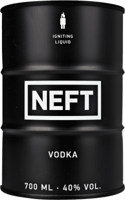 44,95 € 免费送货 | 伏特加 Neft Black — 黑色版, Barrel — 桶 俄罗斯联邦 70 cl