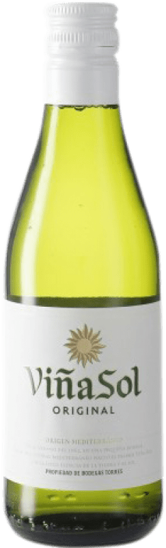 3,95 € Бесплатная доставка | Белое вино Torres Viña Sol D.O. Penedès Каталония Испания Parellada Маленькая бутылка 18 cl